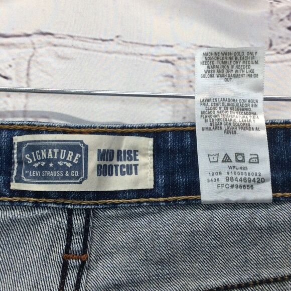 Levi's Signature Jeans Women's Size 12 Mid Rise Bootcut Med Wash Festive Stretch - Picture 6 of 9